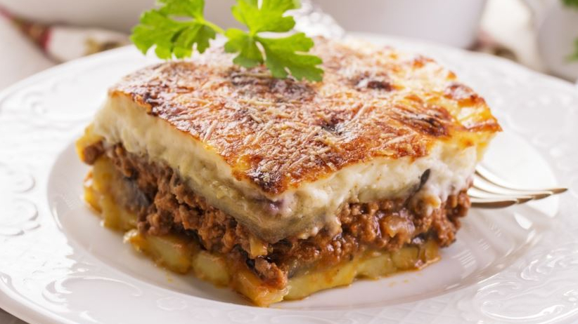 moussaka-greca-un-piatto-divino-con-melanzane-carne-e-besciamella-maxw-824.jpg