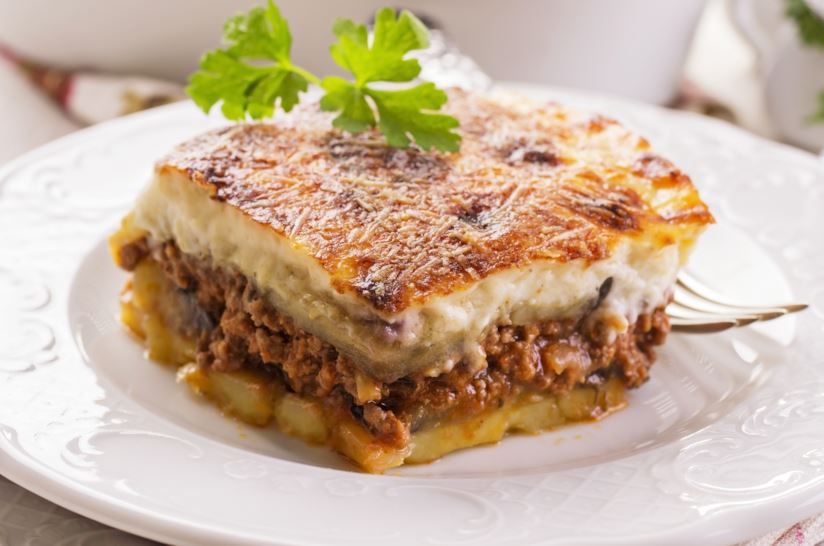 moussaka-greca-un-piatto-divino-con-melanzane-carne-e-besciamella-maxw-824
